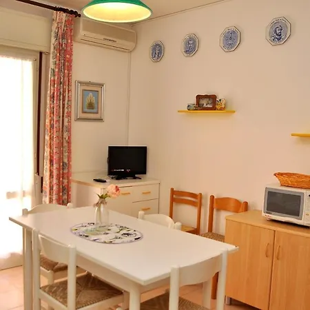 Lovely Flat Just 150M From The Beach 比比翁