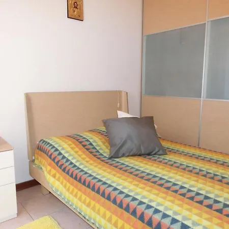 Two-bedroom 150m From The Apartment